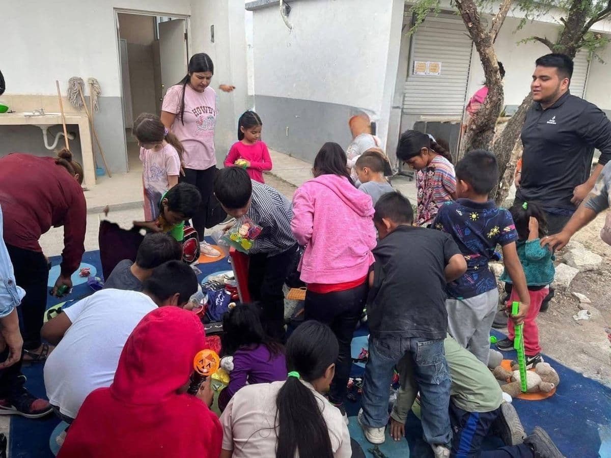 Entrega de alimentos y útiles