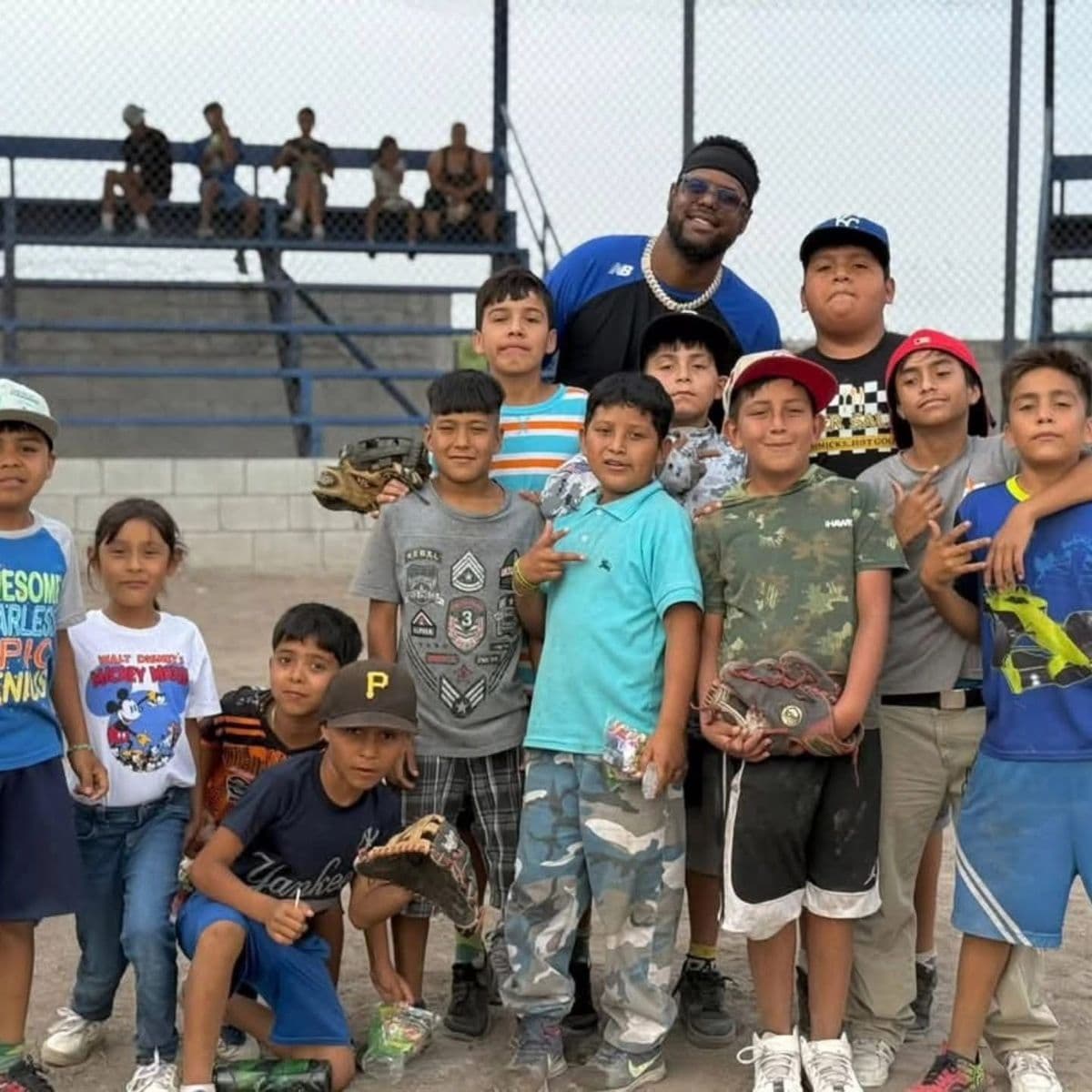 Grupo de niños de la comunidad