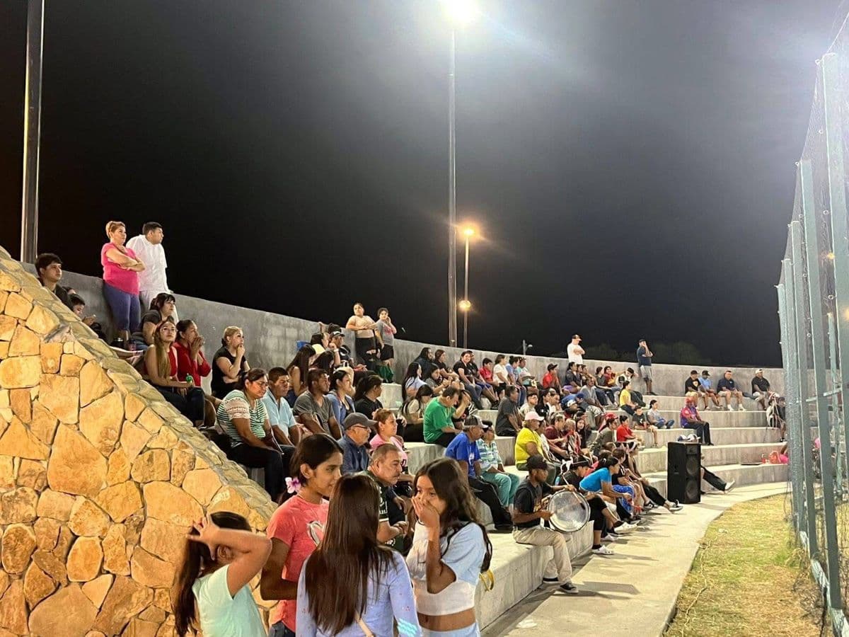 Comunidad reunida en evento nocturno