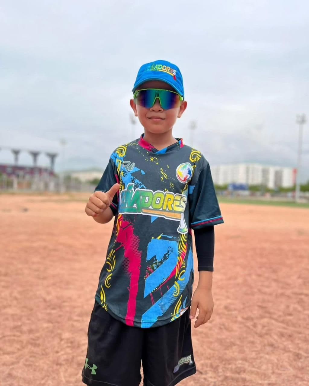 Joven pelotero en el terreno